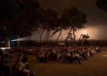 Ljetno kino Bačvice – omiljeno mjesto za kupanje filmovima