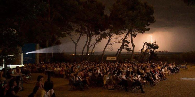 Ljetno kino Bačvice – omiljeno mjesto za kupanje filmovima